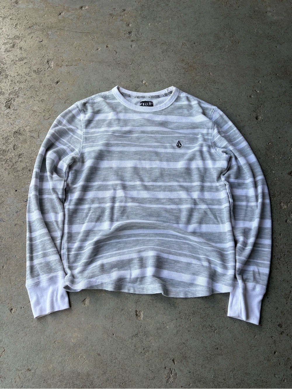 Y2K 2000’s Volcom Men's Gray & White Stripe Long Sleeve Thermal Shirt